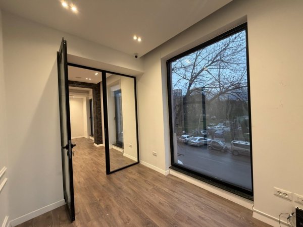 Tirane, jepet me qera ambjent biznesi Kati 1, 75 m² 2.000 € 