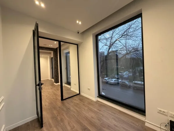 Tirane, jepet me qera ambjent biznesi Kati 1, 75 m² 2.000 € 