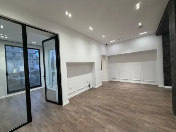 Tirane, jepet me qera ambjent biznesi Kati 1, 75 m² 2.000 € 