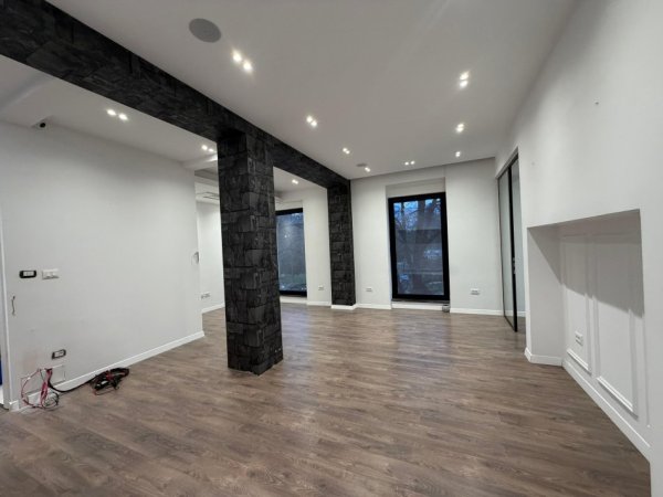 Tirane, jepet me qera ambjent biznesi Kati 1, 75 m² 2.000 € 