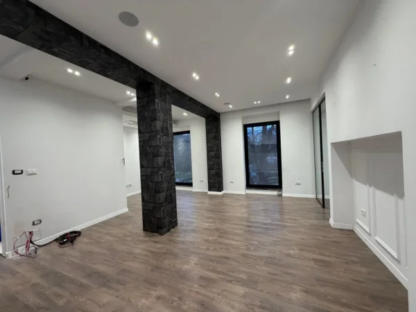 Tirane, jepet me qera ambjent biznesi Kati 1, 75 m² 2.000 € 