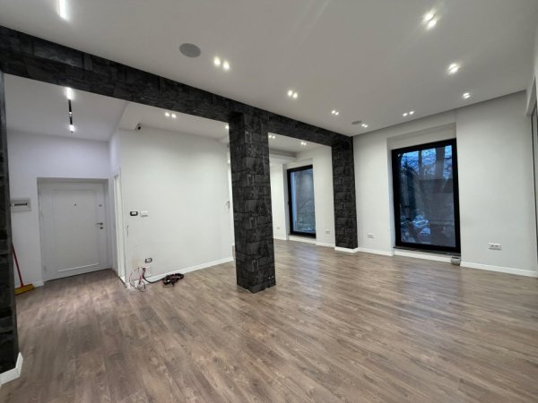 Tirane, jepet me qera ambjent biznesi Kati 1, 75 m² 2.000 € 