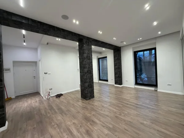 Tirane, jepet me qera ambjent biznesi Kati 1, 75 m² 2.000 € 