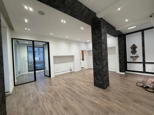 Tirane, jepet me qera ambjent biznesi Kati 1, 75 m² 2.000 € 