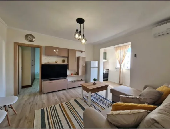 Tirane, shitet apartament 1+1+Ballkon , 45 m² 88.000 € (Ali Demi)