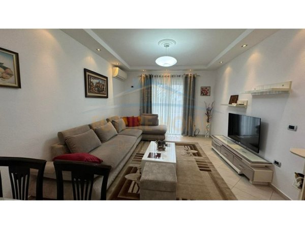 Tirane, jepet me qera apartament 2+1 Kati 3, 99 m² 700 € (Prane Hotel Arberia)
