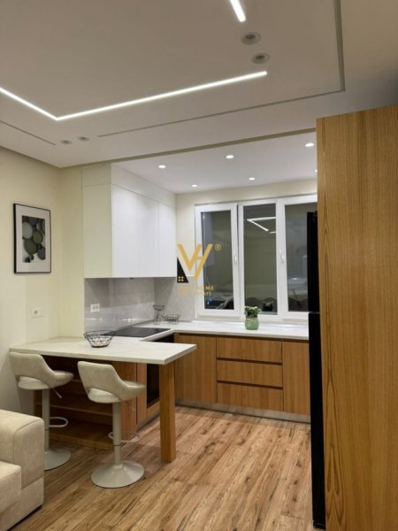 Tirane, jepet me qera apartament 1+1+Ballkon Kati 3, 67 m² 700 € (LAPRAKE)