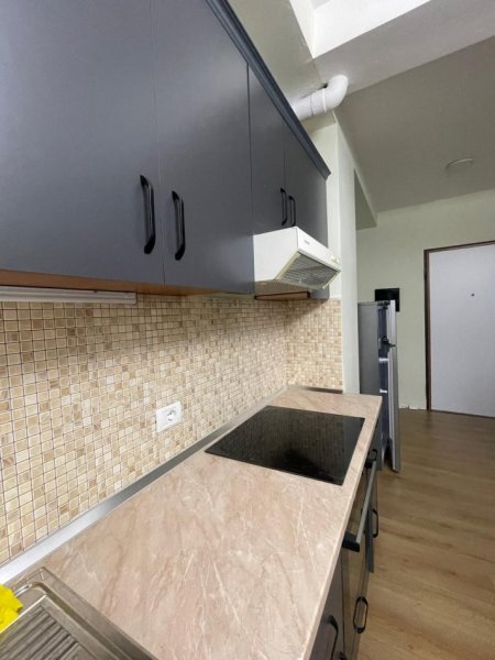 Tirane, jepet me qera apartament 1+1+Ballkon Kati 5, 63 m² 600 € (Komuna e Parisit)