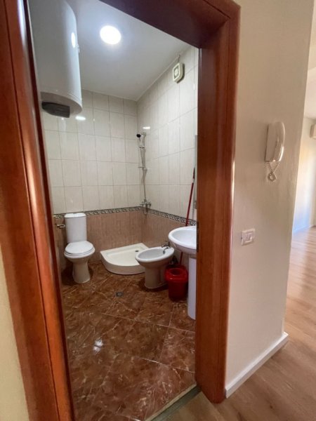 Tirane, jepet me qera apartament 1+1+Ballkon Kati 5, 63 m² 600 € (Komuna e Parisit)