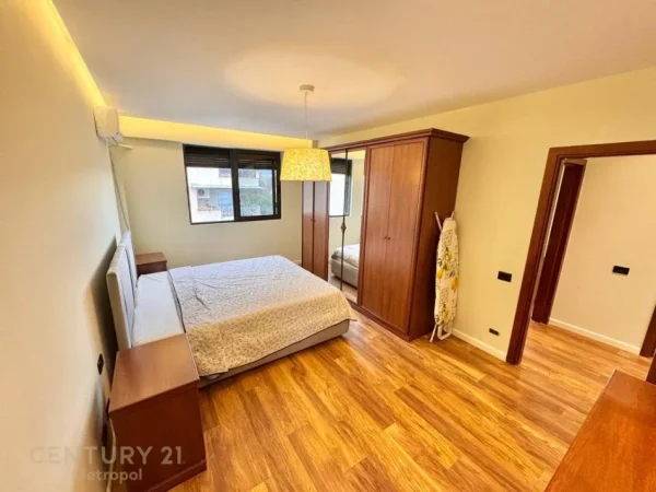 Tirane, jepet me qera apartament 2+1+Aneks+Ballkon Kati 10, 119 m² 1.300 € 