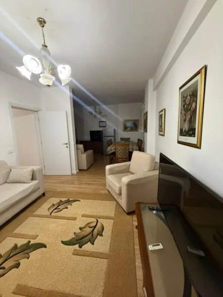 Tirane, jepet me qera apartament 2+1 Kati 2, 550 € (rruga e kavajes , 21 dhjetori)