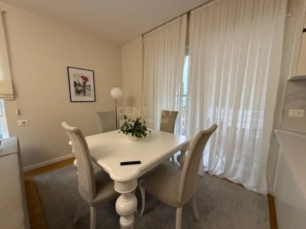 Tirane, jepet me qera apartament 2+1+Aneks+Ballkon Kati 4, 95 m² 700 € 