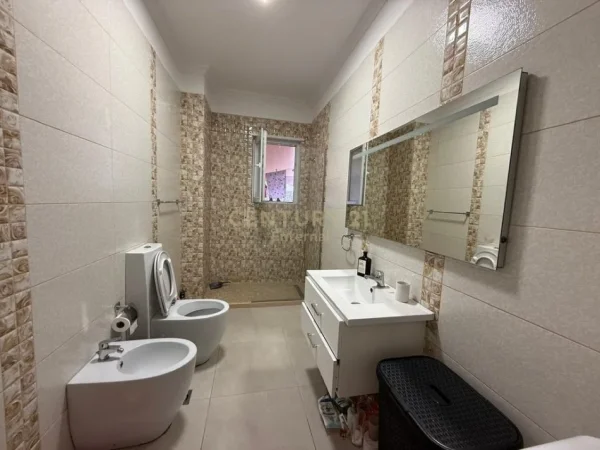 Tirane, jepet me qera apartament 2+1+Aneks+Ballkon Kati 4, 95 m² 700 € 