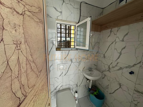 Tirane, jepet me qera ambjent biznesi Kati 0, 12 m² 350 € (Rruga Reshil Collaku)