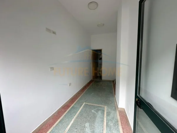 Tirane, jepet me qera ambjent biznesi Kati 0, 12 m² 350 € (Rruga Reshil Collaku)
