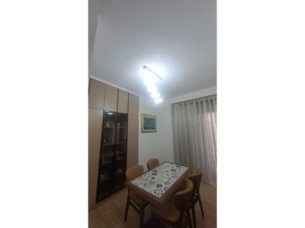 Tirane, jepet me qera apartament 3+1+Aneks+Ballkon Kati 6, 159 m² 2.300 € (Garden Building)