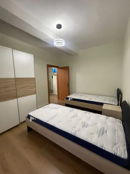 Tirane, jepet me qera apartament 1+1 Kati 5, 63 m² 600 € (Komuna Parisit)