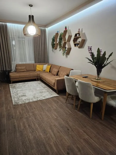 Tirane, jepet me qera apartament 2+1+Ballkon Kati 1, 110 m² 550 € (unaza e re)