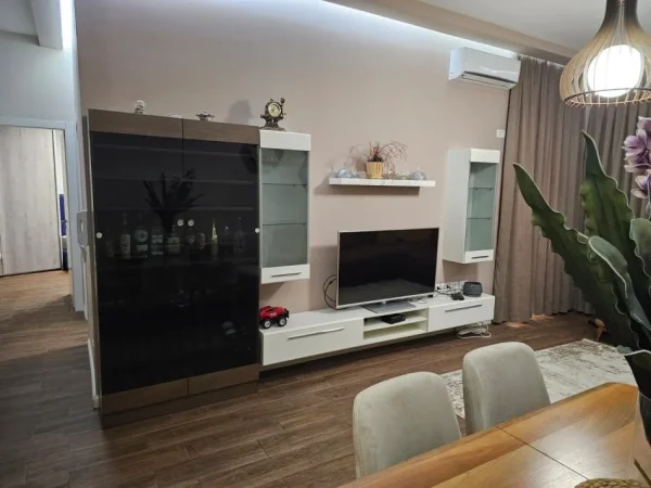 Tirane, jepet me qera apartament 2+1+Ballkon Kati 1, 110 m² 550 € (unaza e re)