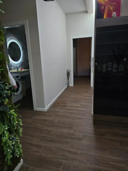 Tirane, jepet me qera apartament 2+1+Ballkon Kati 1, 110 m² 550 € (unaza e re)