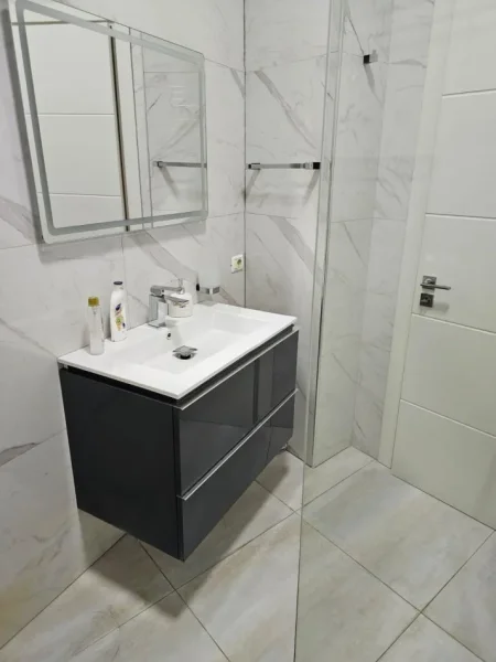 Tirane, jepet me qera apartament 2+1+Ballkon Kati 1, 110 m² 550 € (unaza e re)