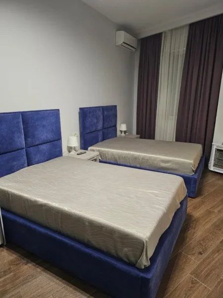 Tirane, jepet me qera apartament 2+1+Ballkon Kati 1, 110 m² 550 € (unaza e re)