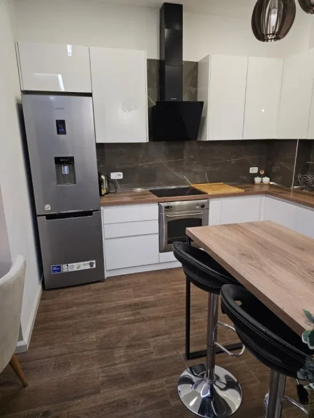 Tirane, jepet me qera apartament 2+1+Ballkon Kati 1, 110 m² 550 € (unaza e re)