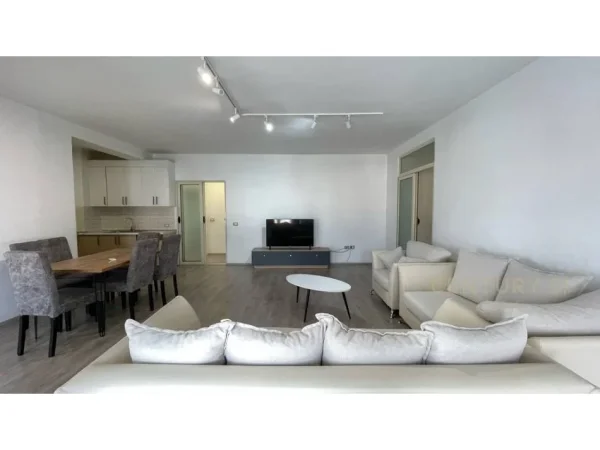 Tirane, jepet me qera apartament 3+1+Aneks+Ballkon Kati 6, 151 m² 730 € 