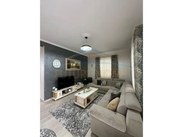 Tirane, jepet me qera apartament 2+1 Kati 2, 120 m² 600 € (VILAT GJERMANE)