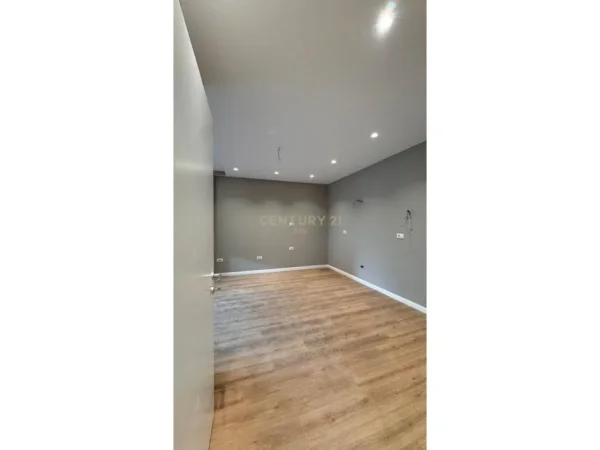 Tirane, jepet me qera apartament 1+1+Aneks+Ballkon Kati 5, 89 m² 800 € (Kompleksi xheluks)