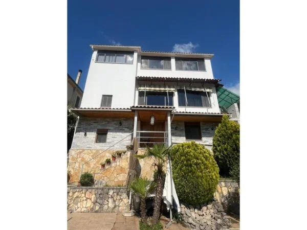 Tirane, jepet me qera Vile 3 Katshe Kati 3, 410 m² 1.200 € (Petrele)