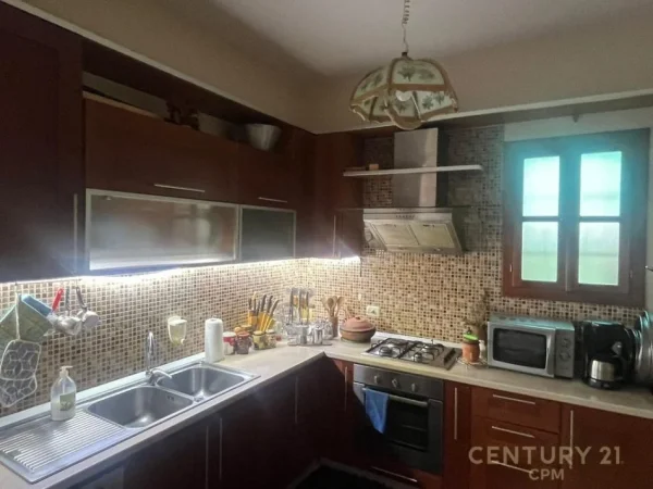 Tirane, jepet me qera Vile 3 Katshe Kati 3, 410 m² 1.200 € (Petrele)