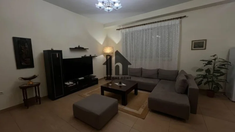 Tirane, jepet me qera apartament 2+1+Ballkon Kati 4, 115 m² 800 € (Sheshi Skenderbej)