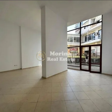 Tirane, jepet me qera ambjent biznesi Kati 0, 60 m² 750 € (Tregu Elektrik)