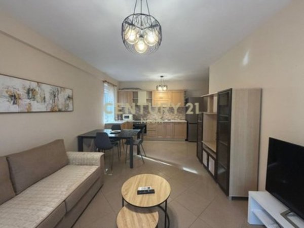 Tirane, jepet me qera apartament 2+1+Aneks+Ballkon Kati 4, 150 m² 800 € 