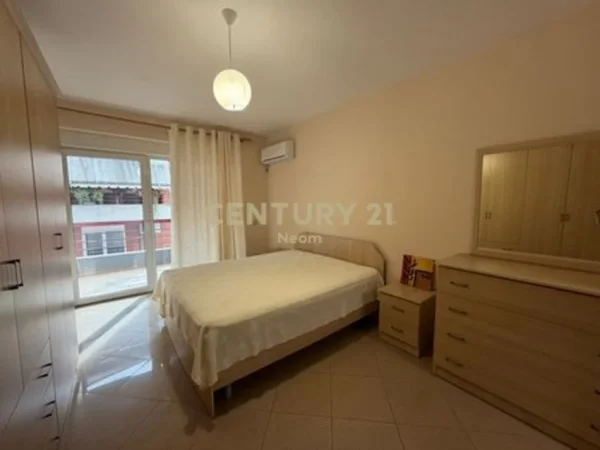 Tirane, jepet me qera apartament 2+1+Aneks+Ballkon Kati 4, 150 m² 800 € 