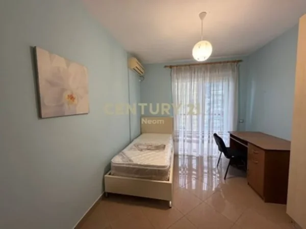 Tirane, jepet me qera apartament 2+1+Aneks+Ballkon Kati 4, 150 m² 800 € 