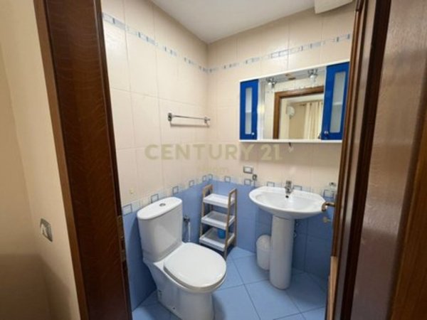 Tirane, jepet me qera apartament 2+1+Aneks+Ballkon Kati 4, 150 m² 800 € 