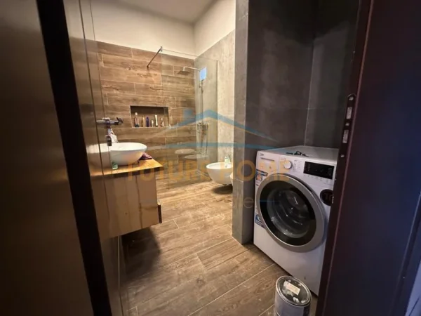 Tirane, jepet me qera Vile 2 Katshe Kati 0, 250 m² 1.800 € (PETRELE)