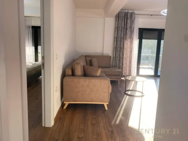 Tirane, jepet me qera apartament 1+1+Aneks+Ballkon Kati 1, 92 m² 700 € 