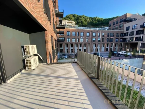 Tirane, jepet me qera apartament 1+1+Aneks+Ballkon Kati 1, 92 m² 700 € 