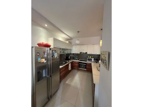 Tirane, jepet me qera apartament 3+1+Aneks+Ballkon Kati 4, 135 m² 2.000 € 