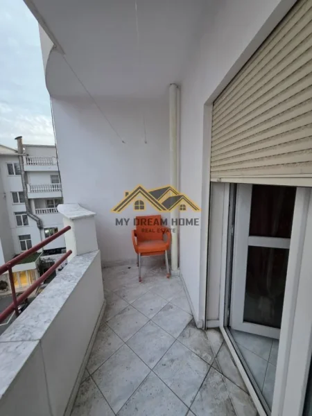 Durres, jepet me qera apartament 3+1 , 150 m² 700 € (vollga)