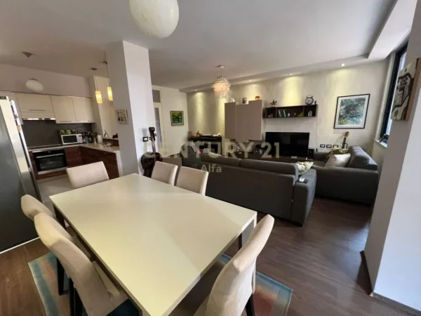 Tirane, jepet me qera apartament 3+1+Aneks+Ballkon Kati 4, 135 m² 2.000 € 