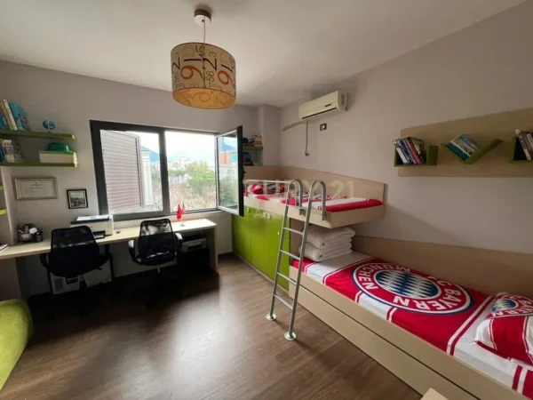 Tirane, jepet me qera apartament 3+1+Aneks+Ballkon Kati 4, 135 m² 2.000 € 