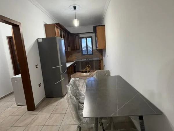 Durres, jepet me qera apartament 2+1+Ballkon Kati 2, 98 m² 400 € (Ish Rajoni)