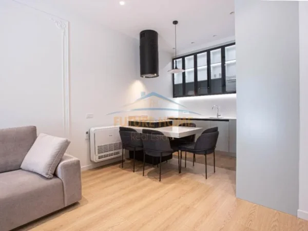 Tirane, jepet me qera apartament 1+1 Kati 5, 75 m² 900 € (Square 21)