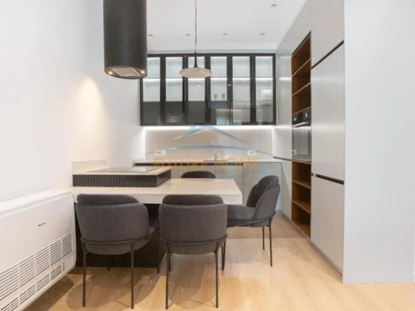 Tirane, jepet me qera apartament 1+1 Kati 5, 75 m² 900 € (Square 21)