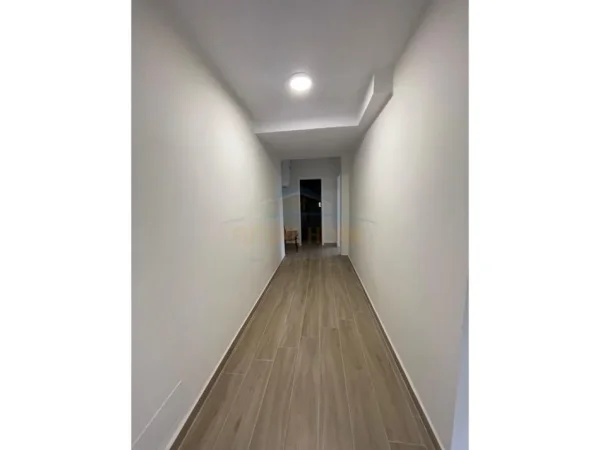 Tirane, jepet me qera zyre Kati 3, 73 m² 800 € (Rruga e Durrsit)
