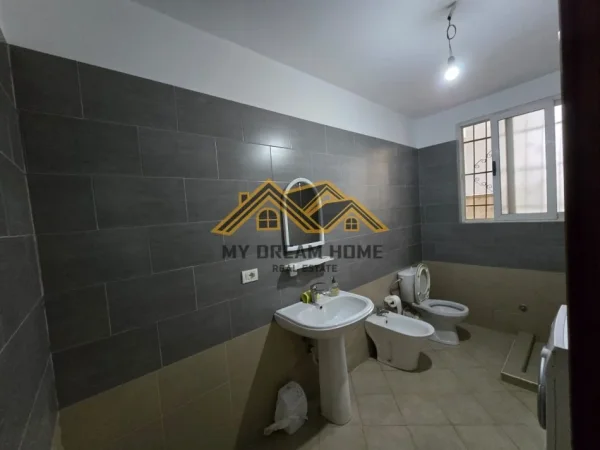 Durres, jepet me qera apartament 2+1 , 80 m² 300 € (lagja nr 17)